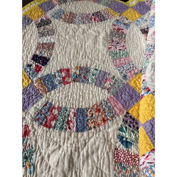 Vintage Hand Quilted Double Wedding Ring Quilt Scalloped Edge Feedsack Prints - Picture 4 of 8